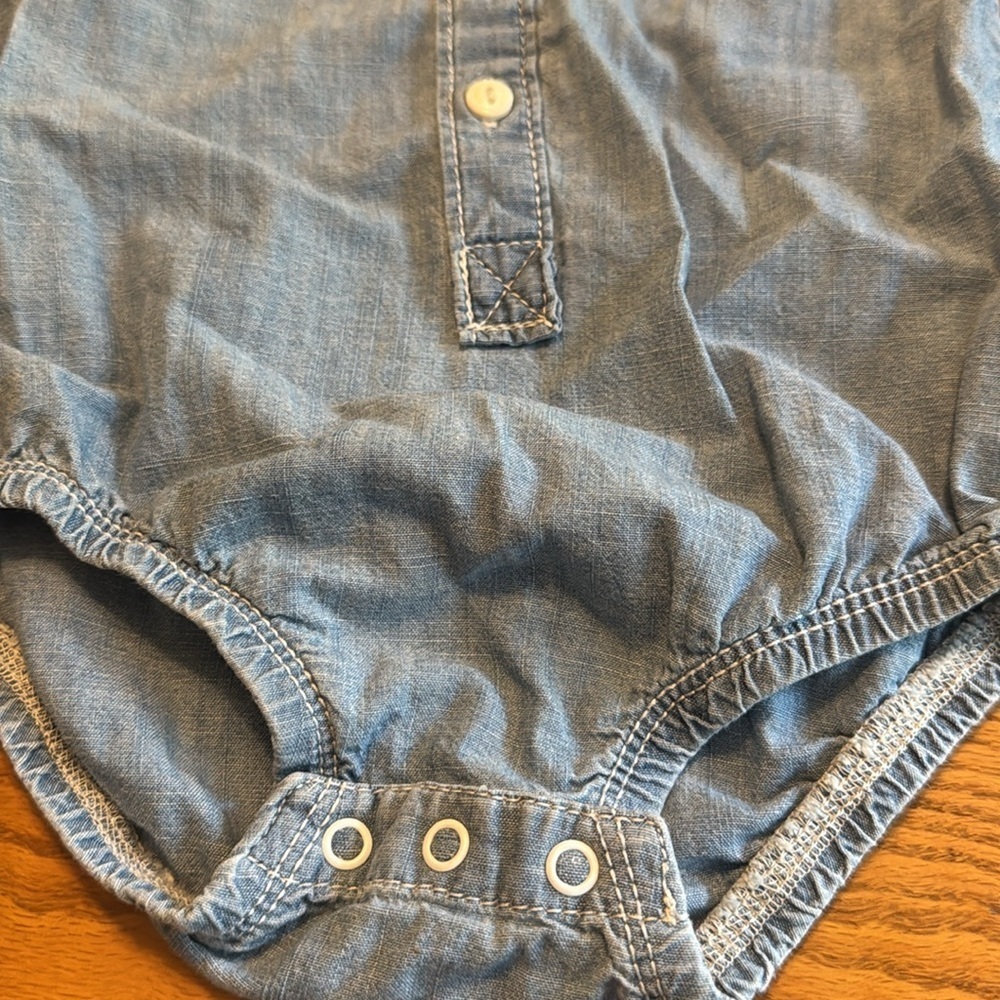 Oshkosh baby B’Gosh  Blue Denim chambray long sleeve‎ Onesie size 12 mos - Picture 3 of 4